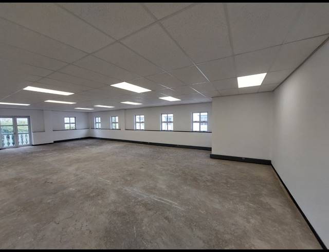 416M² OFFICE TO LET IN LYME PARK